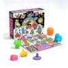 Geöffneter NeeDoh Adventskalender 2026 mit ausgeklapptem Spielplan und Mini-Squishies