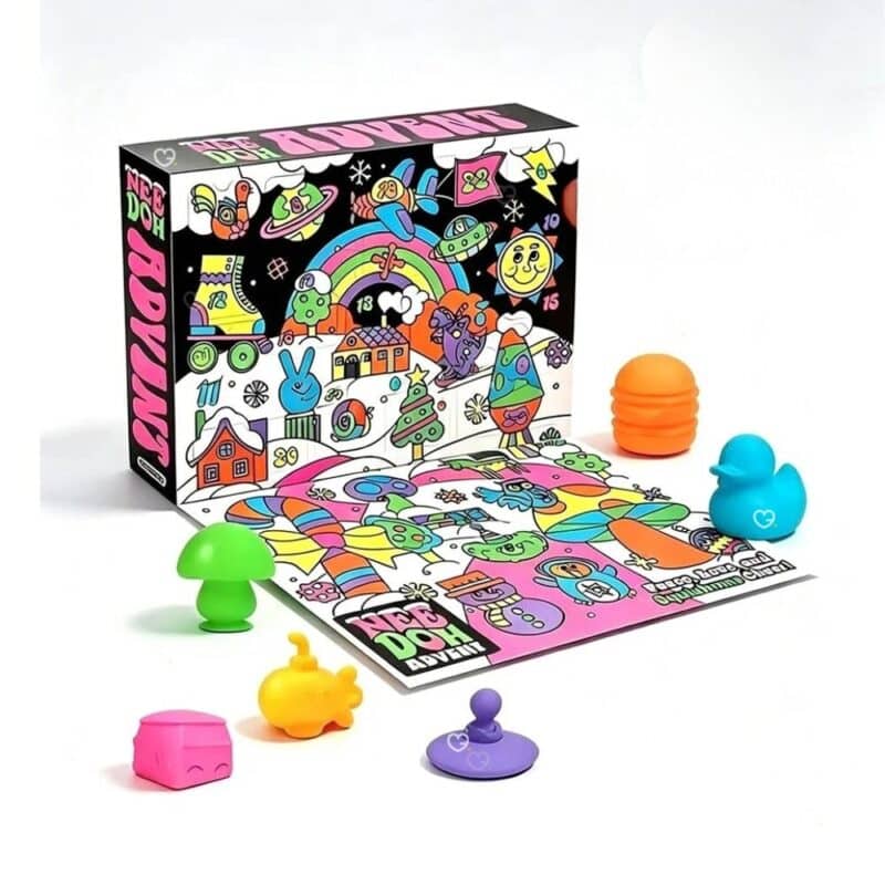 Geöffneter NeeDoh Adventskalender 2026 mit ausgeklapptem Spielplan und Mini-Squishies