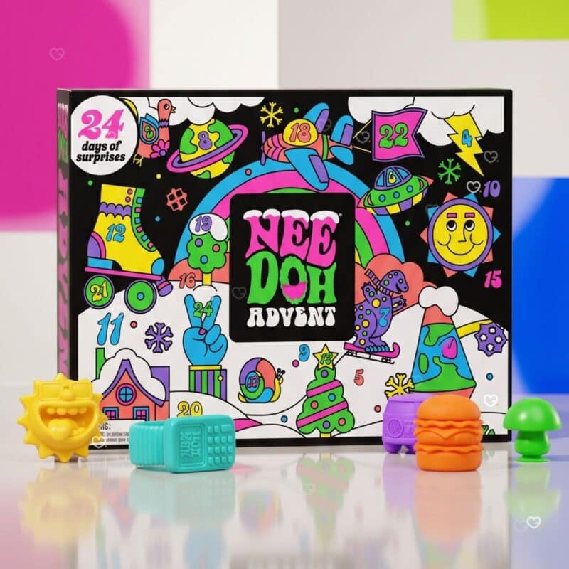 Mini NeeDoh Teenie Squishies vor der Schachtel des NeeDoh Adventskalenders 2026