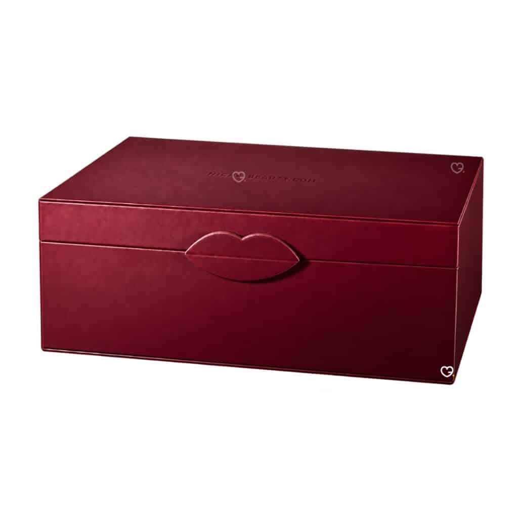 Niche-Beauty Adventskalender 2026, geschlossene burgunderrote Keepsake-Box mit Lippen-Verschluss