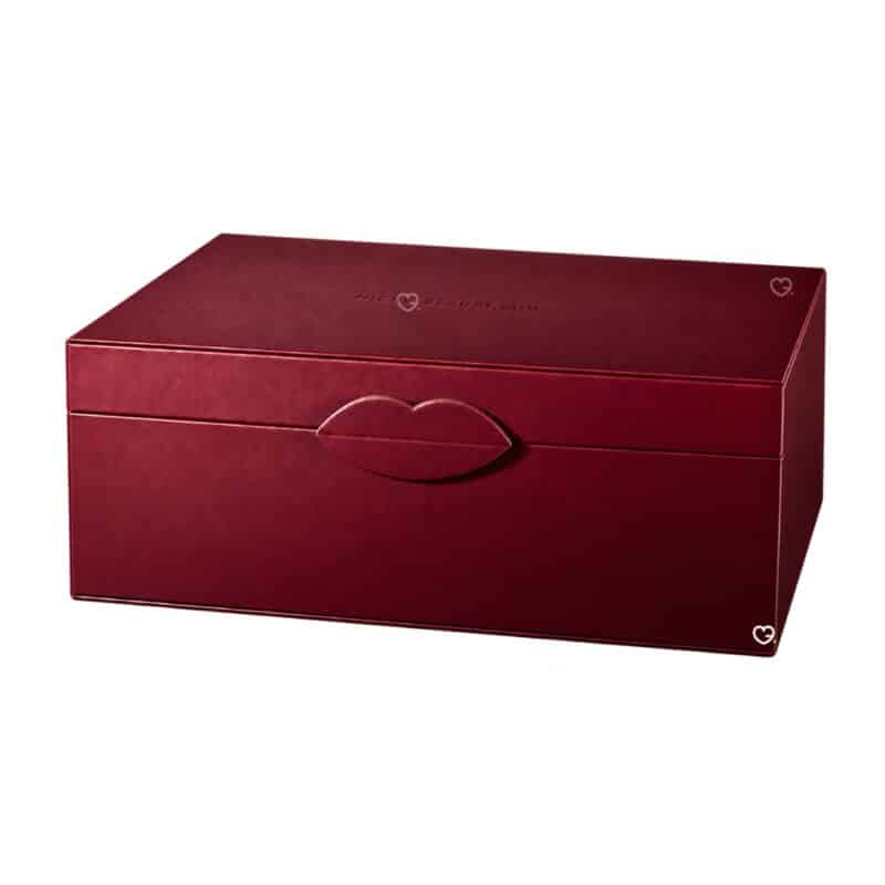 Niche-Beauty Adventskalender 2026, geschlossene burgunderrote Keepsake-Box mit Lippen-Verschluss