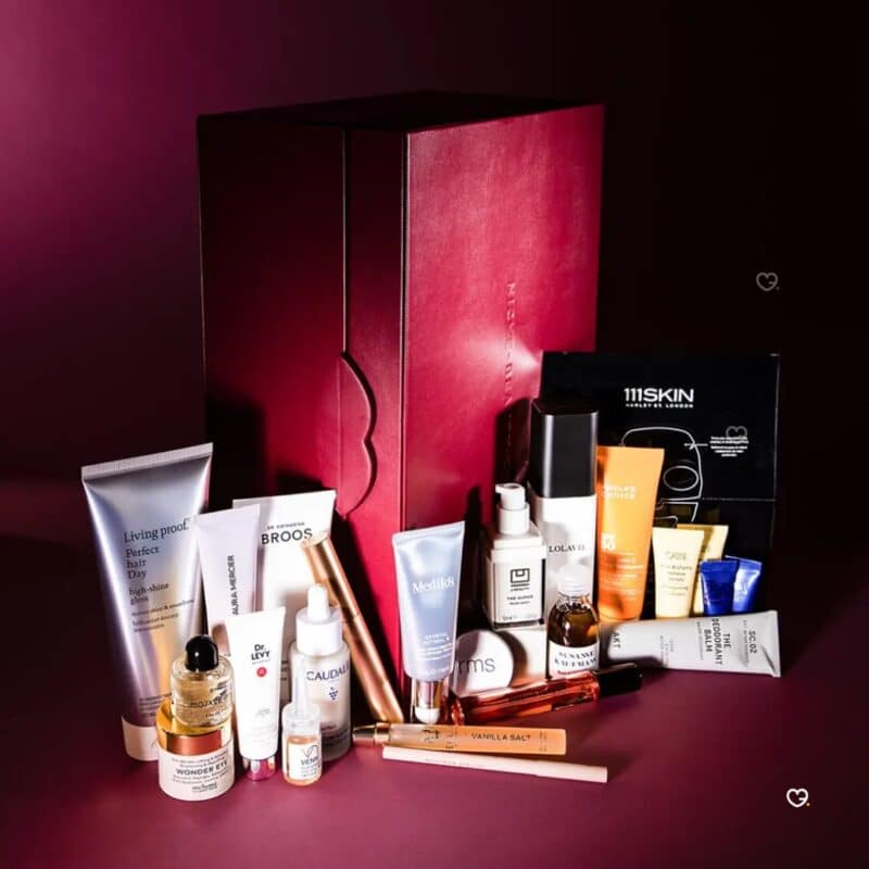 Niche-Beauty Adventskalender 2026 geoeffnet mit Beauty-Produkten in Szene