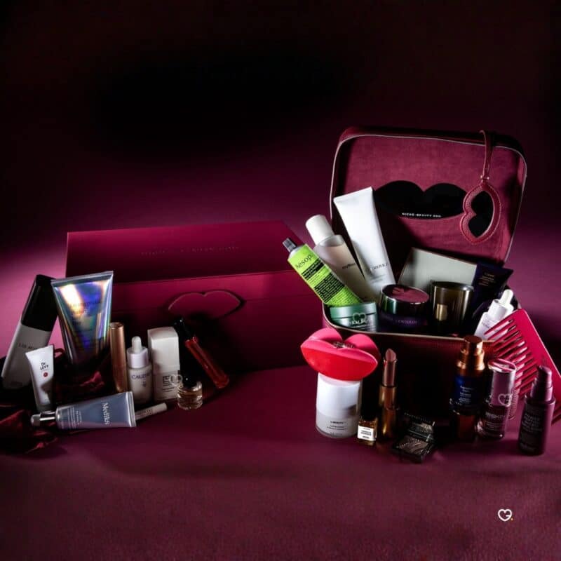 Niche-Beauty Adventskalender 2026 in Szene mit Vanity Case und Produkten