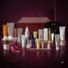 Die 26 Produkte des Niche-Beauty Adventskalender 2026 vor der burgunderroten Box