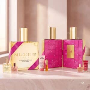 Geoeffneter NUXE Adventskalender 2026 mit pinken Tuerchen und Pflegeprodukten im Beige-Lifestyle