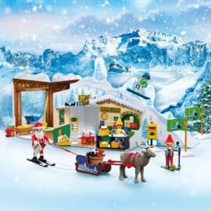 Aufgebaute Szene des Playmobil Adventskalenders Am Nordpol mit Weihnachtsmann auf Skiern, Rentier und Postamt
