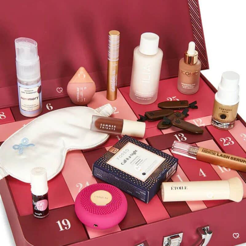 Revolve Beauty-Adventskalender 2026 geöffnet, Nahaufnahme des roten Koffers