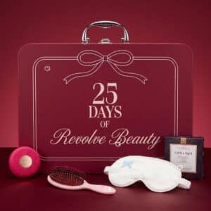 Revolve Adventskalender 2026, geöffneter Koffer mit FOREO Mini UFO und Maskenpack