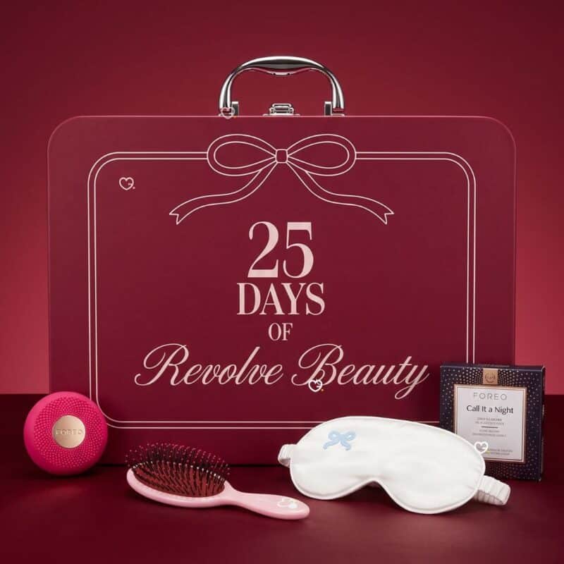 Revolve Adventskalender 2026, geöffneter Koffer mit FOREO Mini UFO und Maskenpack