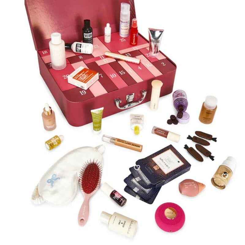 Revolve Adventskalender 2026 mit ausgepackten Pflege- und Make-up-Produkten
