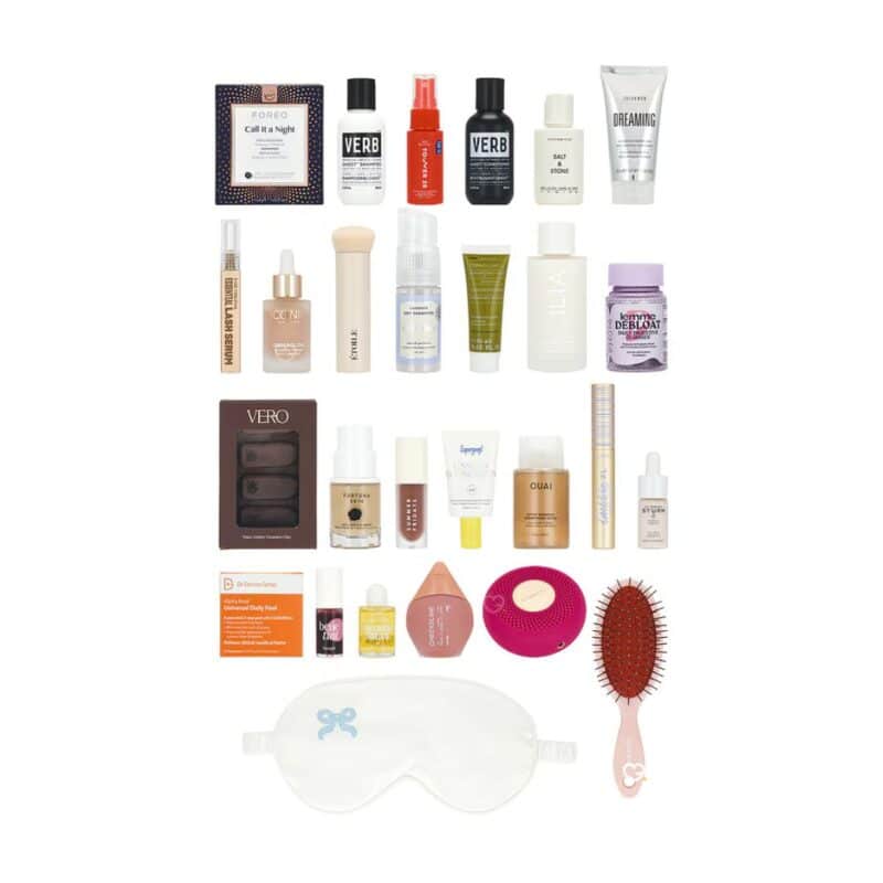 Flatlay aller 25 Produkte des Revolve Adventskalender 2026