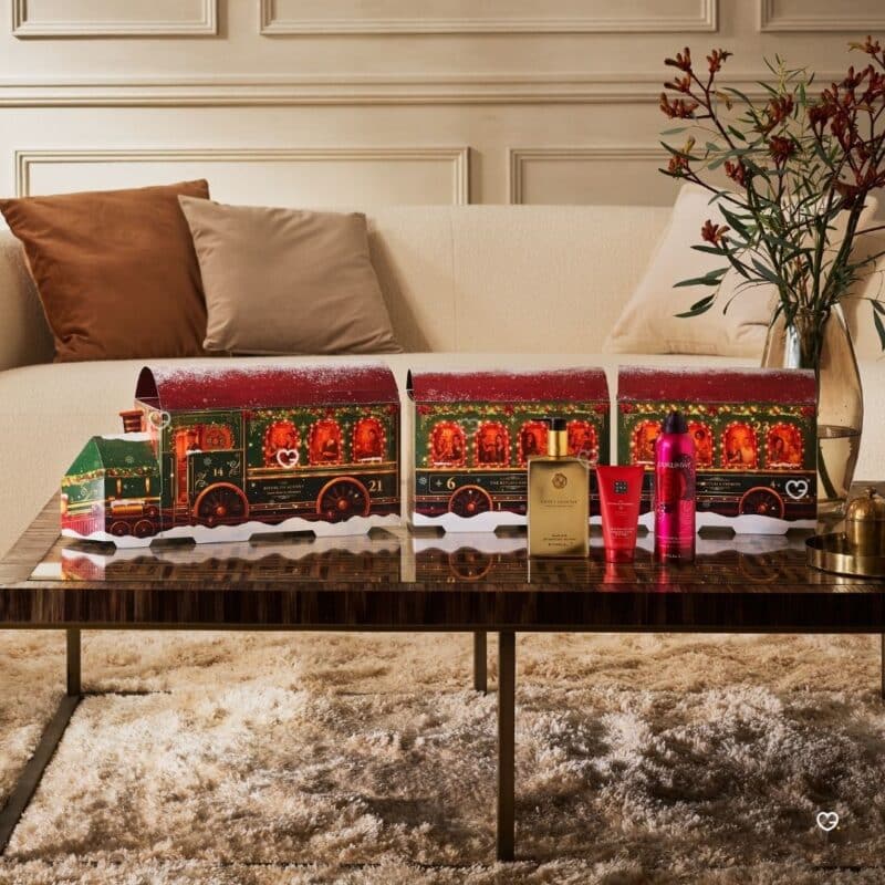 Rituals Premium Adventskalender 2026 im Zugdesign auf einem Wohnzimmertisch