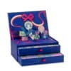 Sabon Adventskalender 2026, blaue Kommode mit Pop-up-Dekor und geoeffneten Schubladen