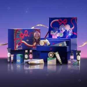 Sabon Beauty-Adventskalender 2026, geoeffnete Kommode mit 24 veganen Pflegeprodukten in der Uebersicht
