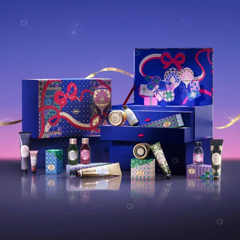 Sabon Beauty-Adventskalender 2026, geoeffnete Kommode mit 24 veganen Pflegeprodukten in der Uebersicht