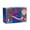 Sabon Adventskalender 2026 A World of Wonders, geschlossene blaue Kommode mit Heißluftballon-Motiv