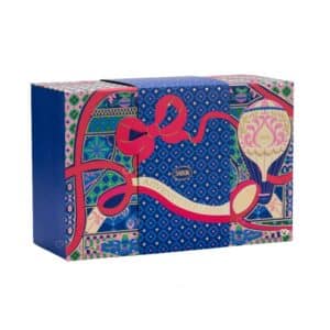 Sabon Adventskalender 2026 A World of Wonders, geschlossene blaue Kommode mit Heißluftballon-Motiv