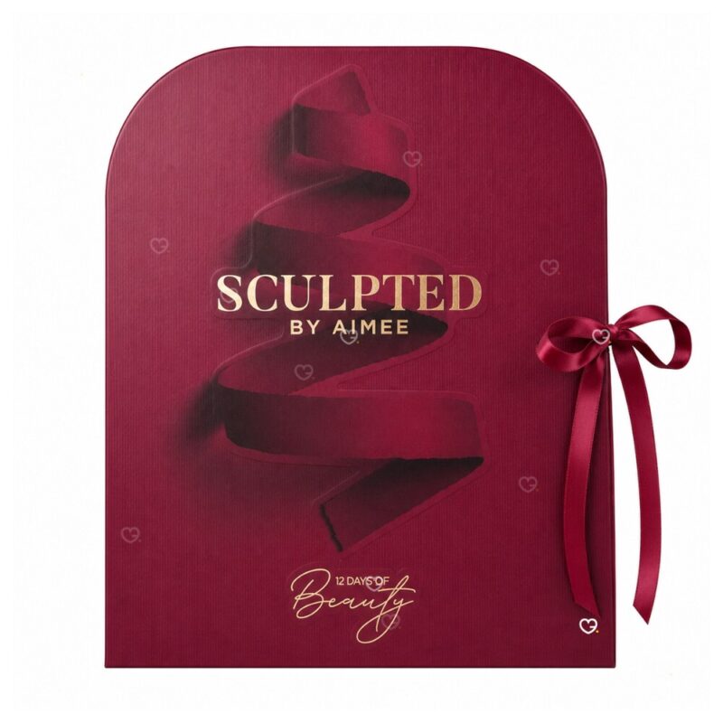 Sculpted By Aimee Adventskalender 2026, geschlossene bordeauxrote Box auf weißem Hintergrund