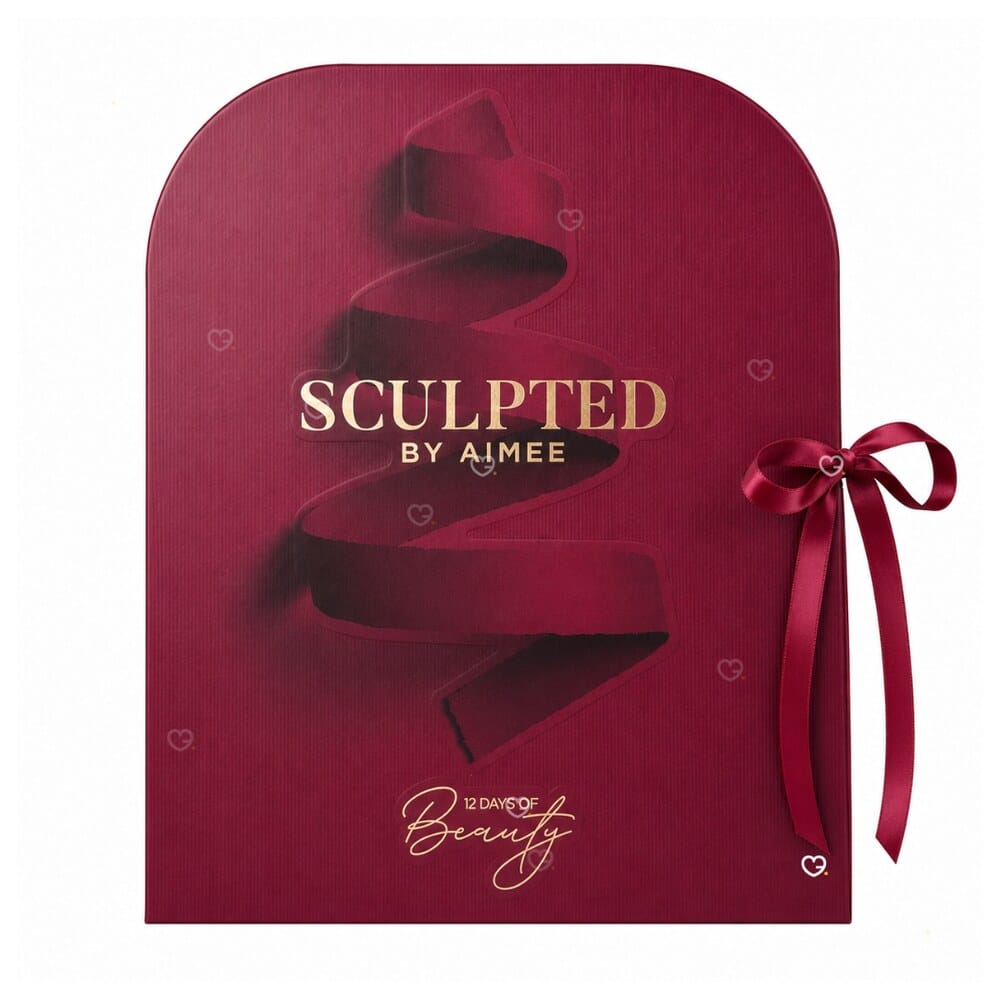 Sculpted By Aimee Adventskalender 2026, geschlossene bordeauxrote Box auf weißem Hintergrund
