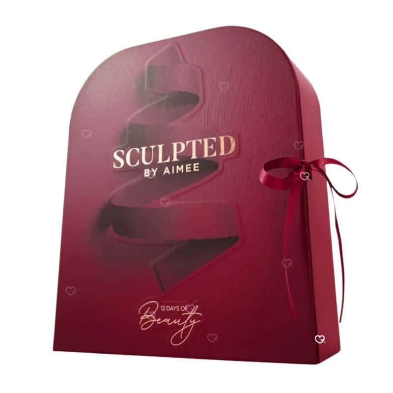 Sculpted By Aimee Adventskalender mit Full-Size-Produkten 2026, Schrägsicht auf die bordeauxrote Box