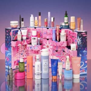 Space NK Adventskalender 2026 geöffnet mit Beauty-Produkten in festlicher Inszenierung