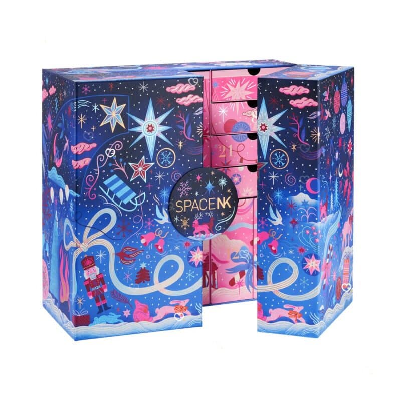 Space NK Adventskalender 2026 geschlossen, nachtblaue Verpackung mit SPACE NK Logo