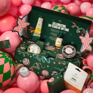 The Body Shop Beauty-Adventskalender 2026 in festlicher Weihnachtsszene mit Christbaumkugeln