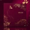 Weleda Adventskalender 2026 Box in Bordeaux und Gold mit Tierillustrationen
