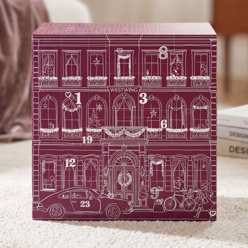 Westwing Adventskalender 2026 in Wohnsituation neben Design-Büchern
