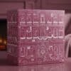 Westwing Adventskalender 2026 in einem rosa Wohnzimmer