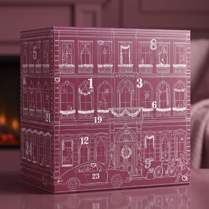 Westwing Adventskalender 2026 in einem rosa Wohnzimmer