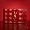 YSL Beauty Adventskalender 2026, geschlossene Box vor rotem Hintergrund