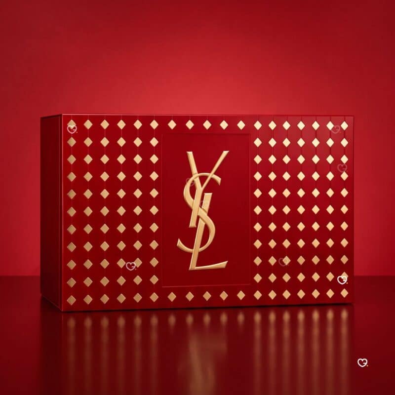 YSL Beauty Adventskalender 2026, geschlossene Box vor rotem Hintergrund