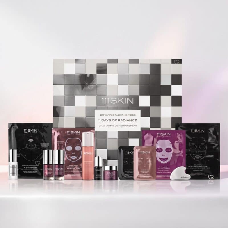 111Skin Adventskalender 2026 Inhalt mit sechs Masken, Seren und Gua Sha vor der silbernen Box