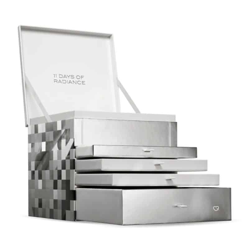 111Skin Adventskalender 2026 geoeffnete silberne Box mit herausziehbaren Schubladen