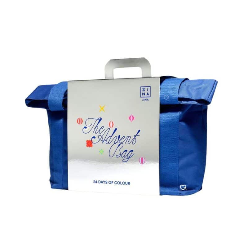 3INA Adventskalender 2026 The Advent Bag geschlossen, knallblauer Tote Bag vor weißem Hintergrund