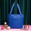 3INA Adventskalender 2026, wasserfester Electric-Blue Tote Bag mit Make-up-Produkten