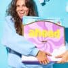 Frau haelt den ahead Wonderland Fitness Adventskalender 2026