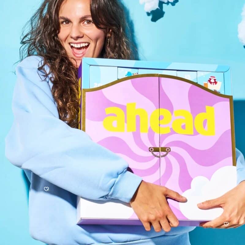 Frau haelt den ahead Wonderland Fitness Adventskalender 2026