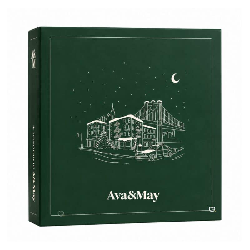 Ava & May Adventskalender 2026 Box in Dunkelgrün mit New-York-Motiv und silbernen Details