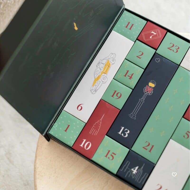 Geöffneter Ava & May Adventskalender 2026 mit nummerierten Türchen in Szene