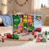 Brio Adventskalender 2026 Inhalt vor der Schachtel aufgebaut
