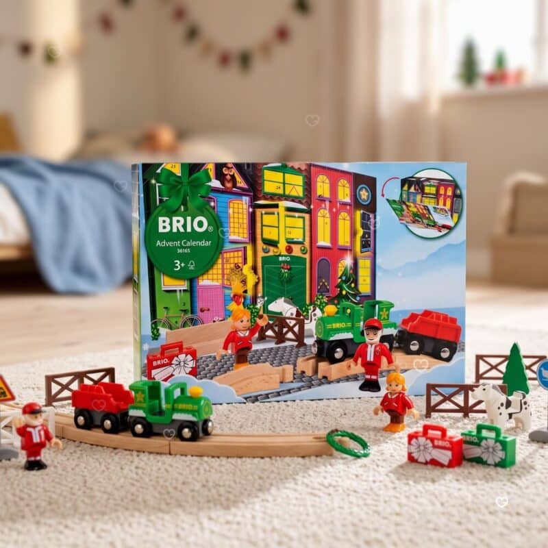 Brio Adventskalender 2026 Inhalt vor der Schachtel aufgebaut