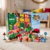 Brio Adventskalender 2026 im Kinderzimmer mit aufgebautem Weihnachtsdorf