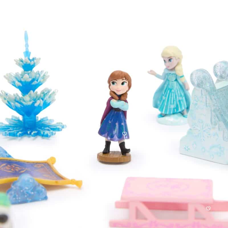 Figuren der Eiskönigin Elsa und Anna aus dem Disney Once Upon a Story Adventskalender 2026