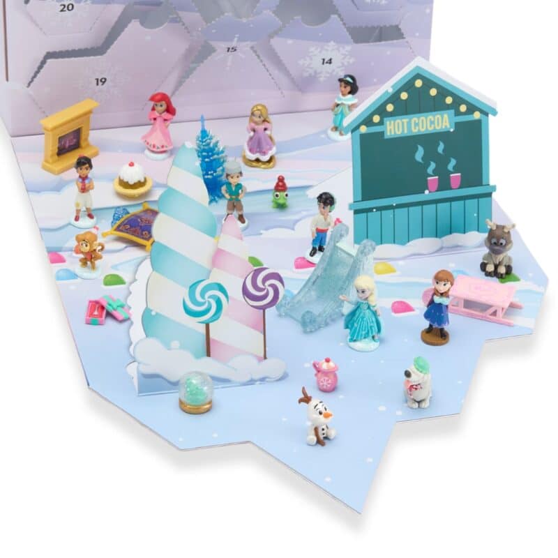 Komplette Spielszene mit 14 Figuren und 10 Accessoires des Disney Once Upon a Story Adventskalenders 2026