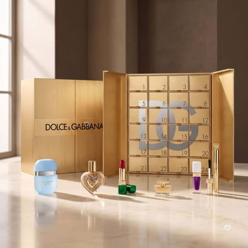 Dolce & Gabbana Beauty Adventskalender 2026 geöffnet mit Hausdüften und Make-up auf Marmor