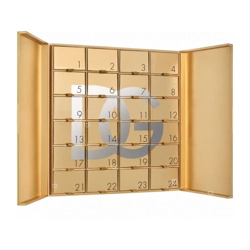 Dolce & Gabbana Adventskalender 2026 geöffnet mit leeren Türchen vor weißem Hintergrund
