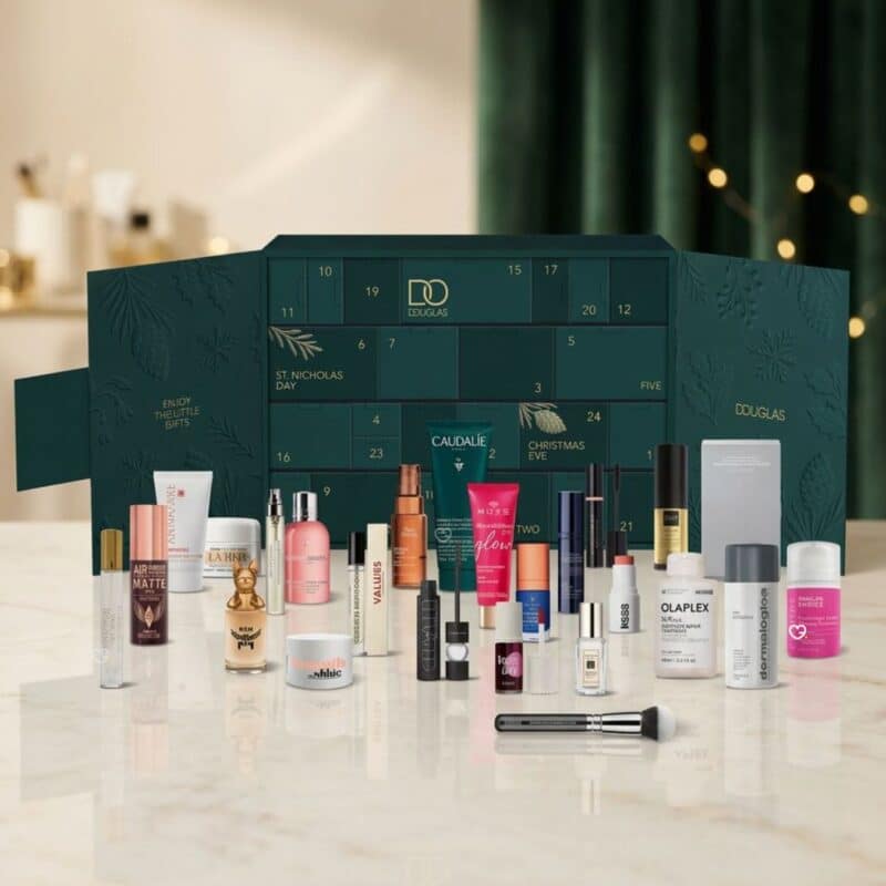 Douglas Luxury Adventskalender 2026 geöffnete Schatulle mit ausgepackten Pflege- und Make-up-Produkten