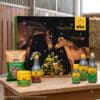 Effol Adventskalender 2026 geöffnet mit Pferd- und Pony-Motiv und ausgestellten Pflegeprodukten im Stall